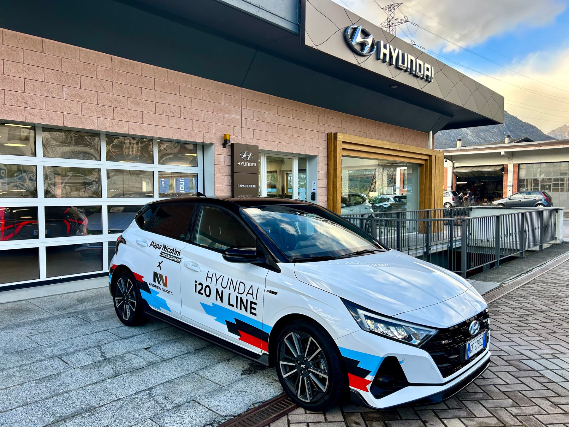 Hyundai i20 N Line Papa Nicolini x Andrea Nucita davanti al salone di Montecrestese