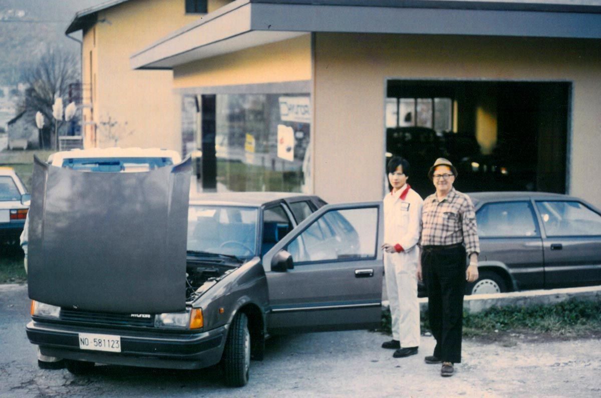 Romano Nicolini nella sede di Pontetto con una delle prime Hyundai, anni '80