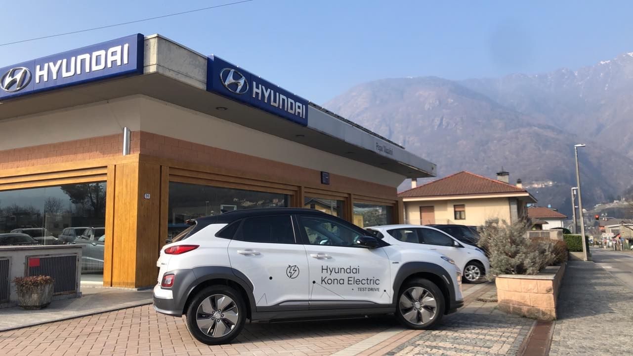Hyundai Kona Electric in prova davanti alla concessionaria di Montecrestese