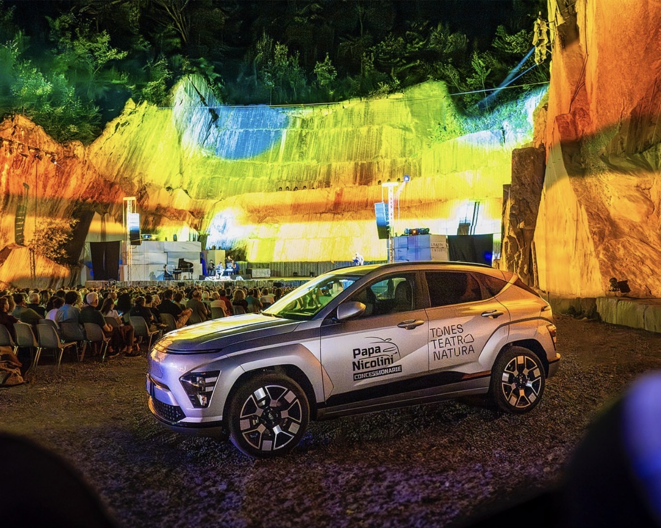 Hyundai Kona Papa Nicolini a Tones Teatro Natura, nella cava di Oira