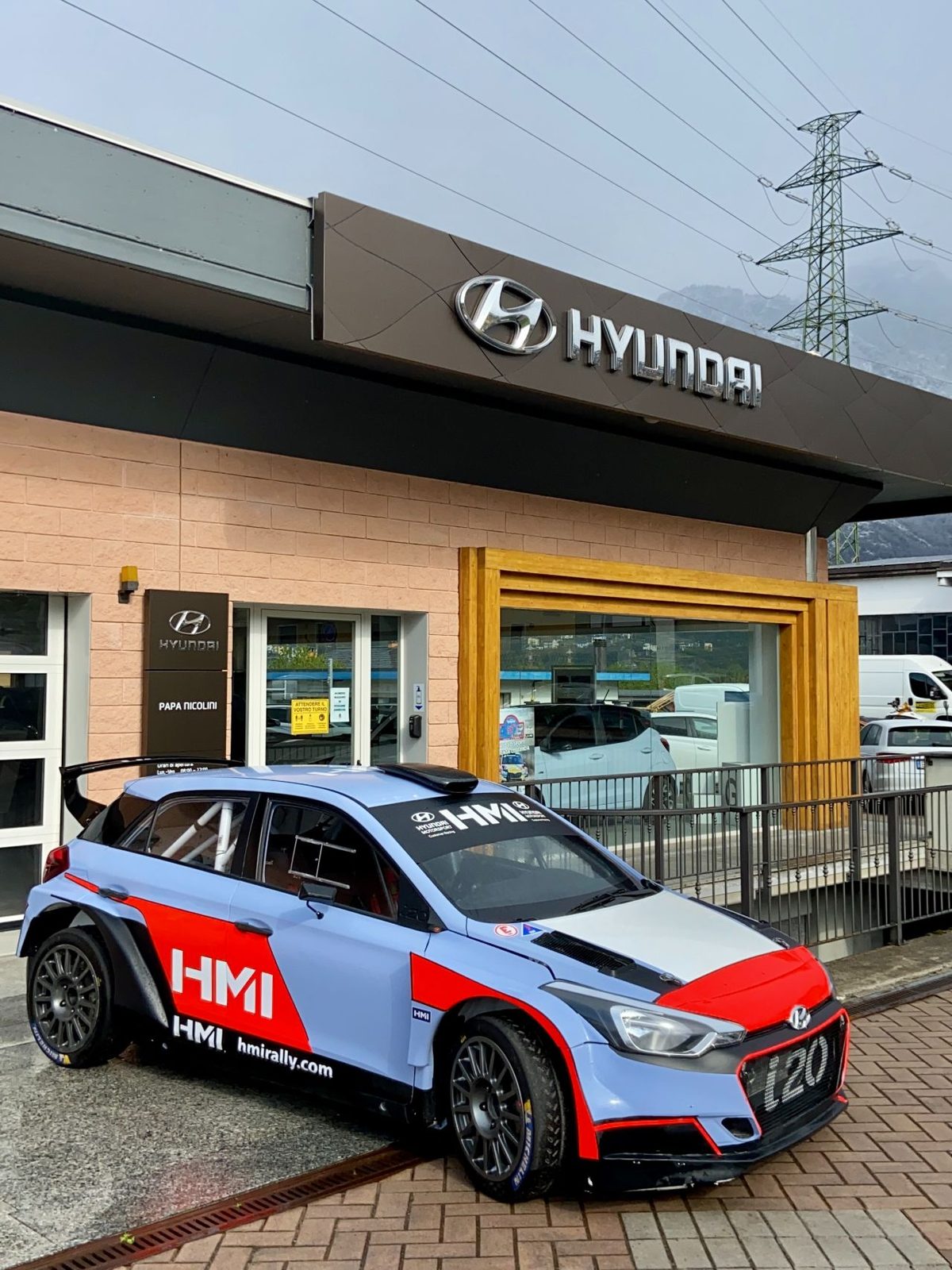 Hyundai i20 rally HMI esposta davanti alla concessionaria