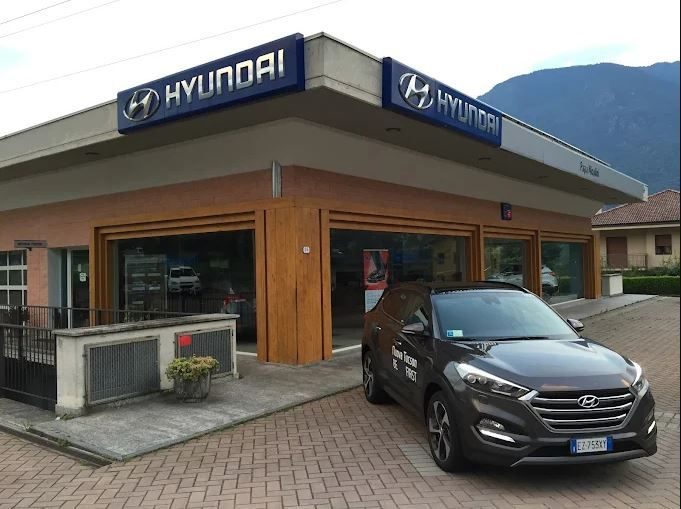 La sede Papa Nicolini con una Hyundai Tucson davanti al salone