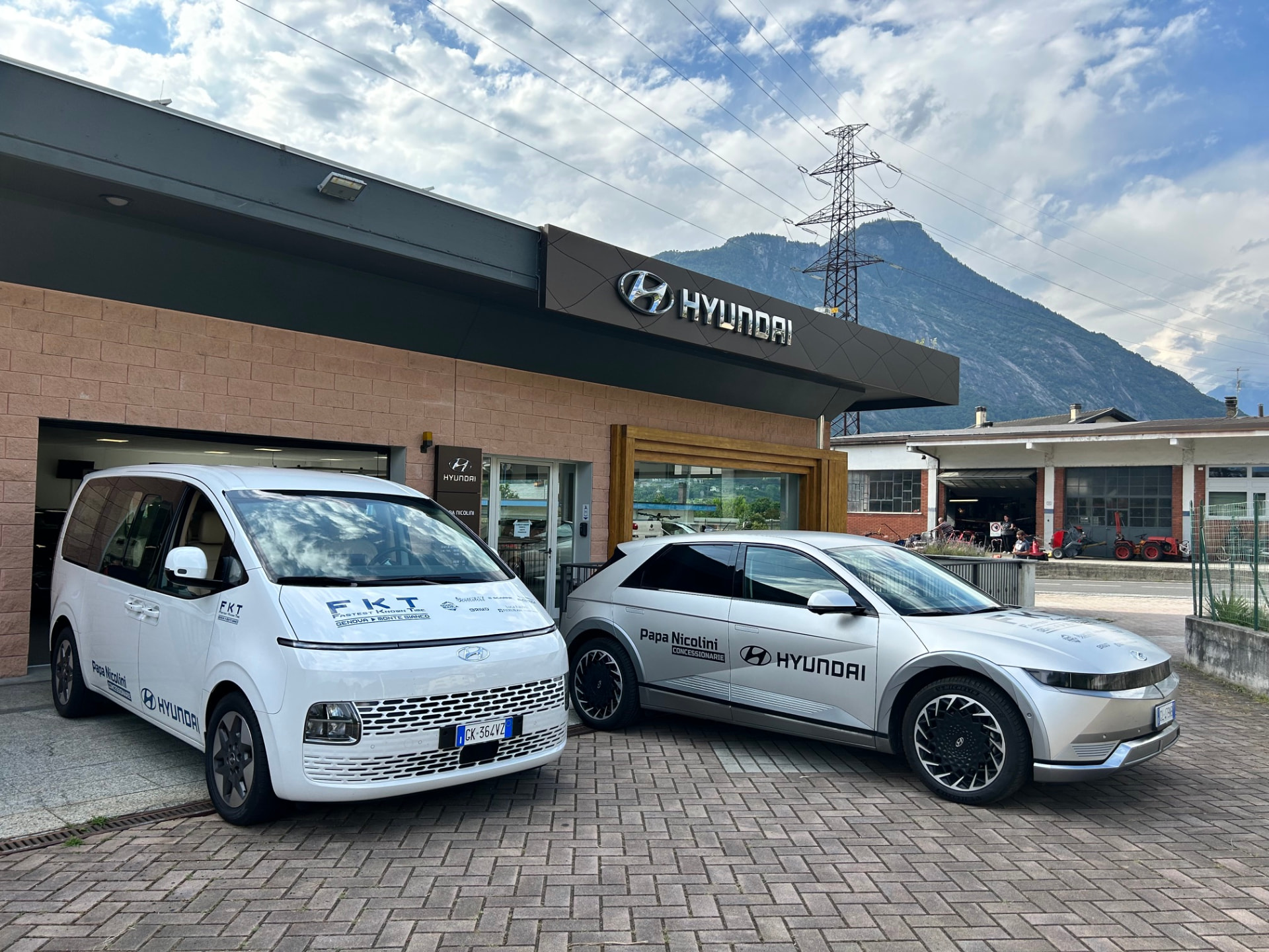 Hyundai Staria FKT e IONIQ 5 Papa Nicolini davanti alla concessionaria