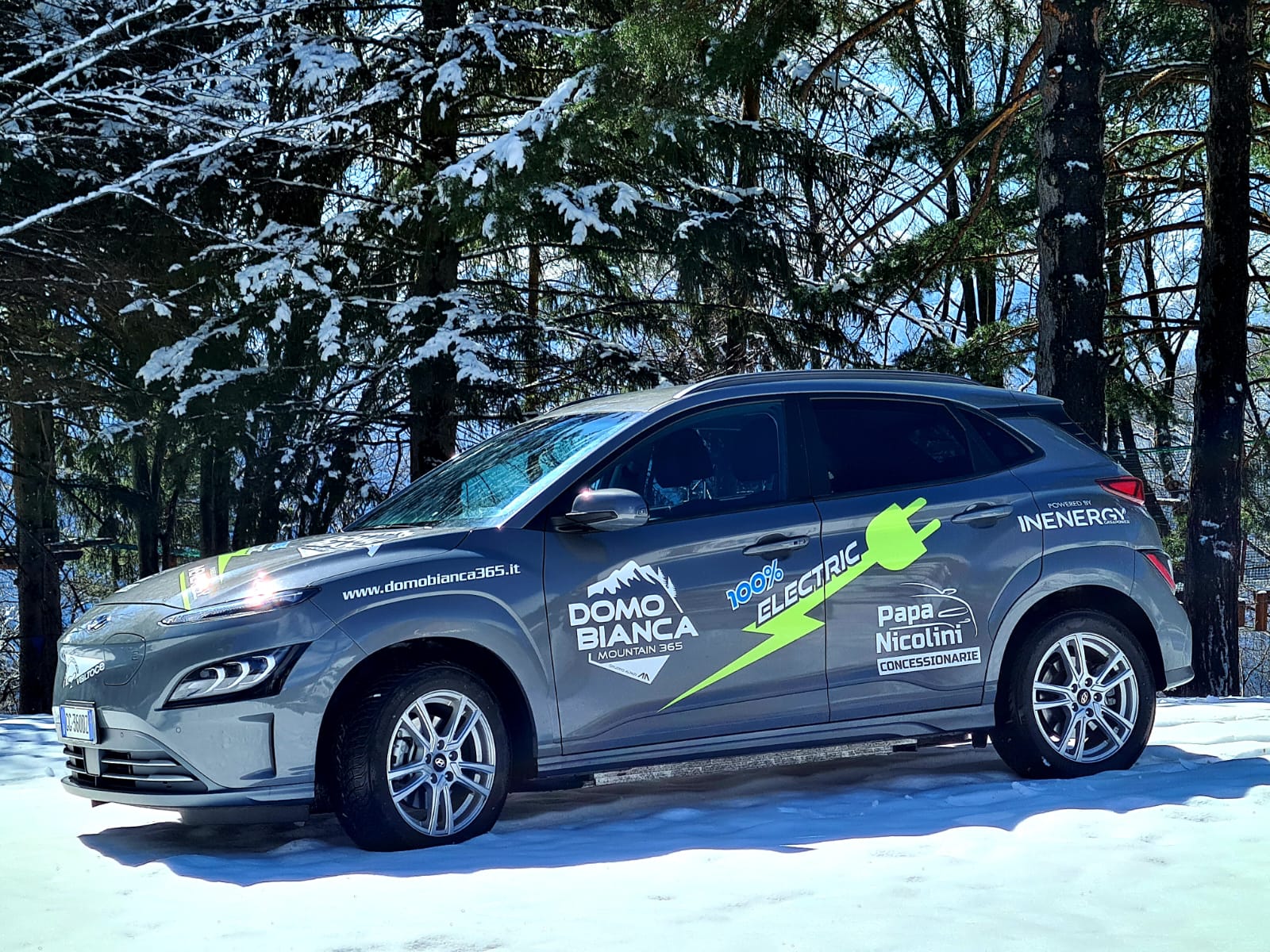 Hyundai Kona Electric Domobianca 365 nella neve durante una prova invernale
