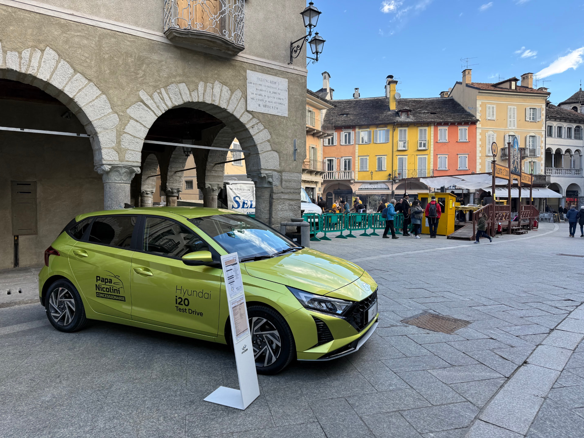 Hyundai i20 in test drive in Piazza Mercato a Domodossola