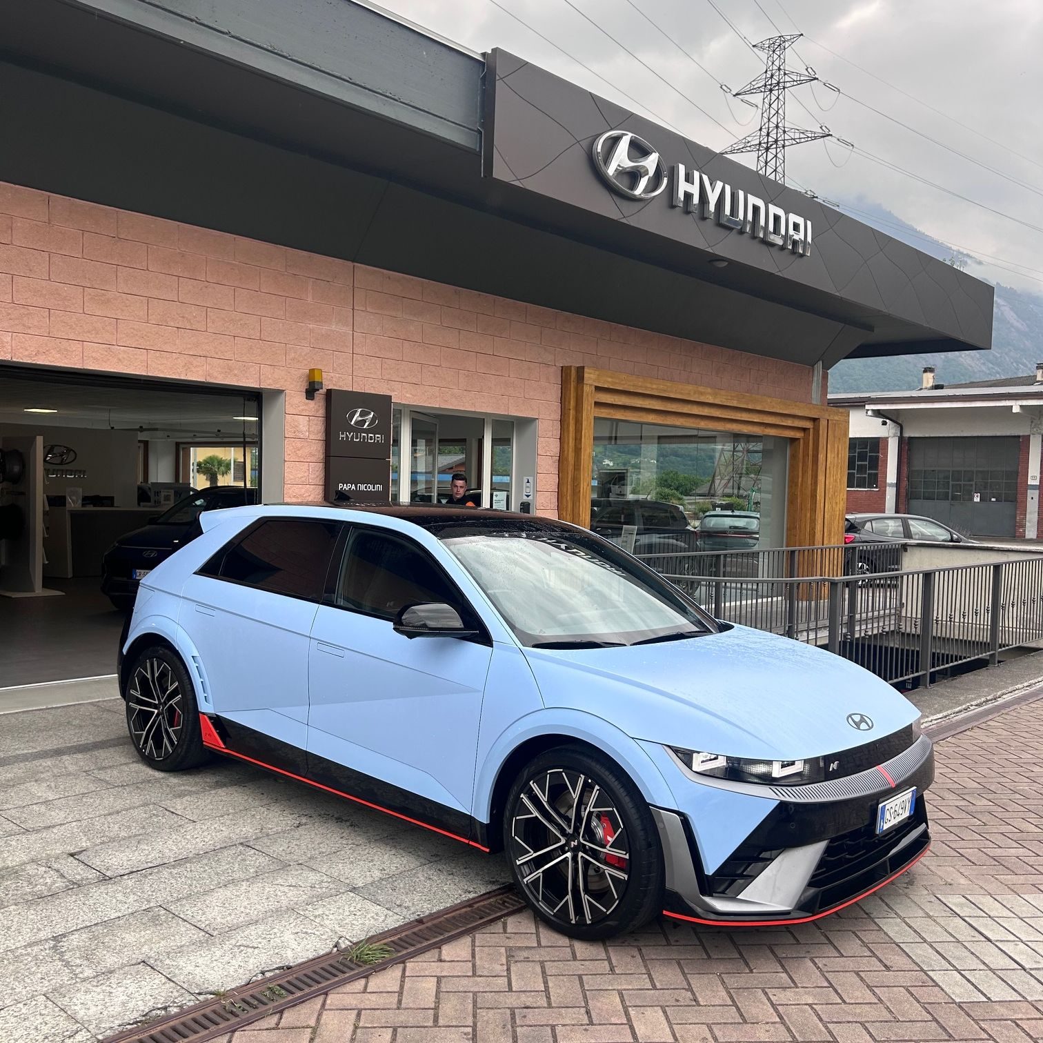 Hyundai IONIQ 5 N davanti al salone Papa Nicolini